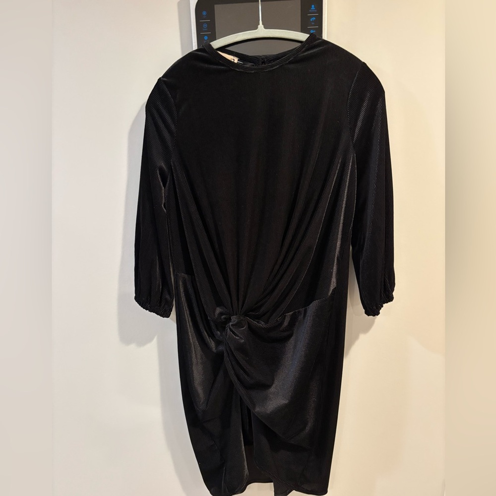 Elegant Black Dress with Knot Detail